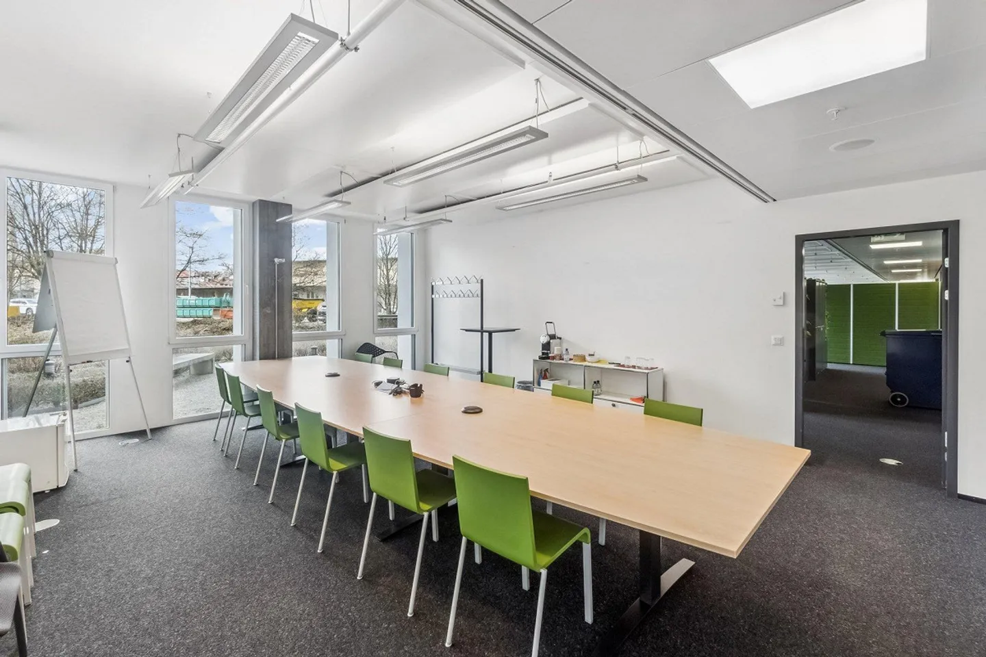 Espace de bureau au rez-de-chaussée dans un immeuble commercial représentatif - Photo 8 sur 9
