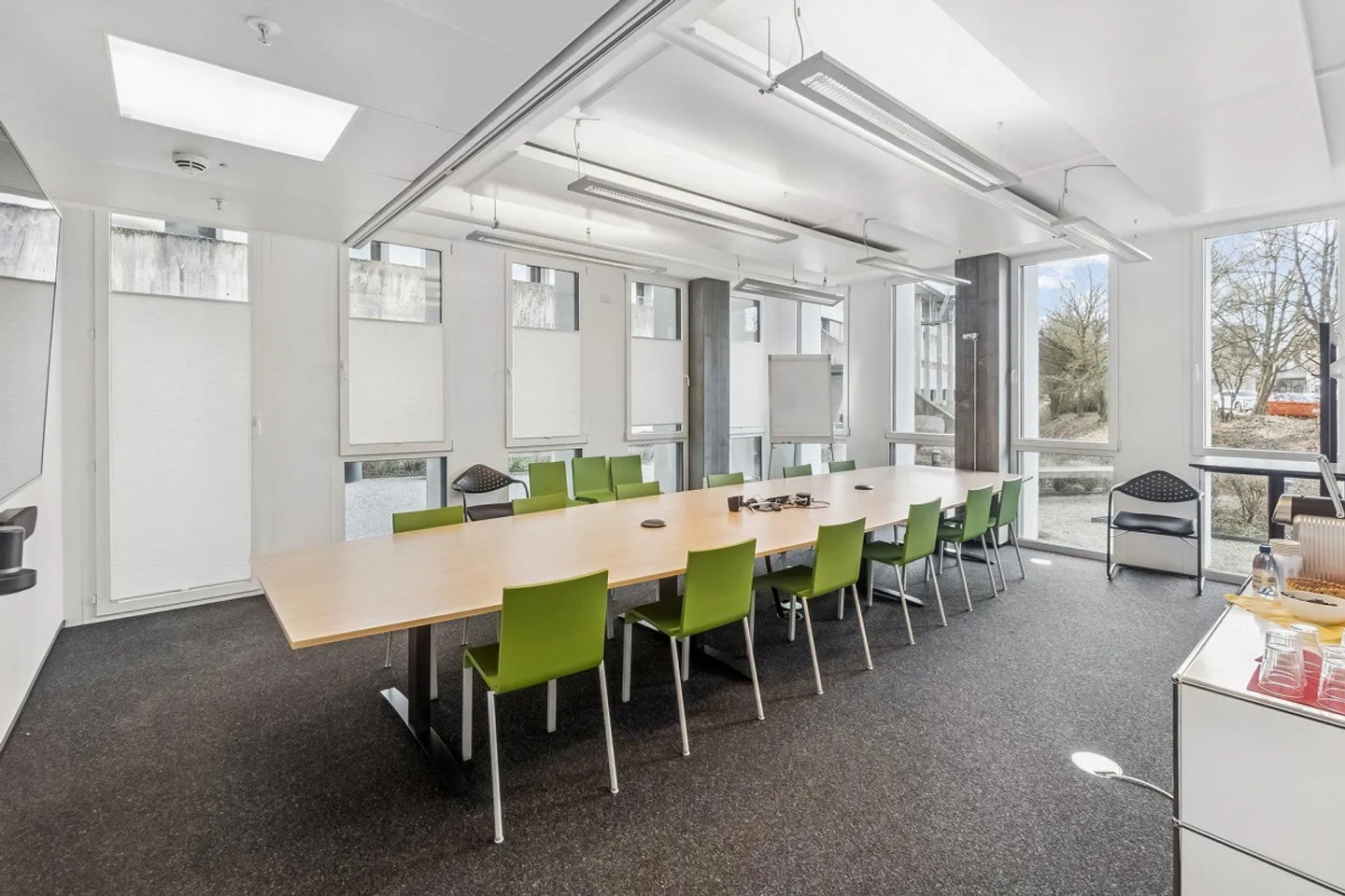 Espace de bureau au rez-de-chaussée dans un immeuble commercial représentatif - Photo 9 sur 9