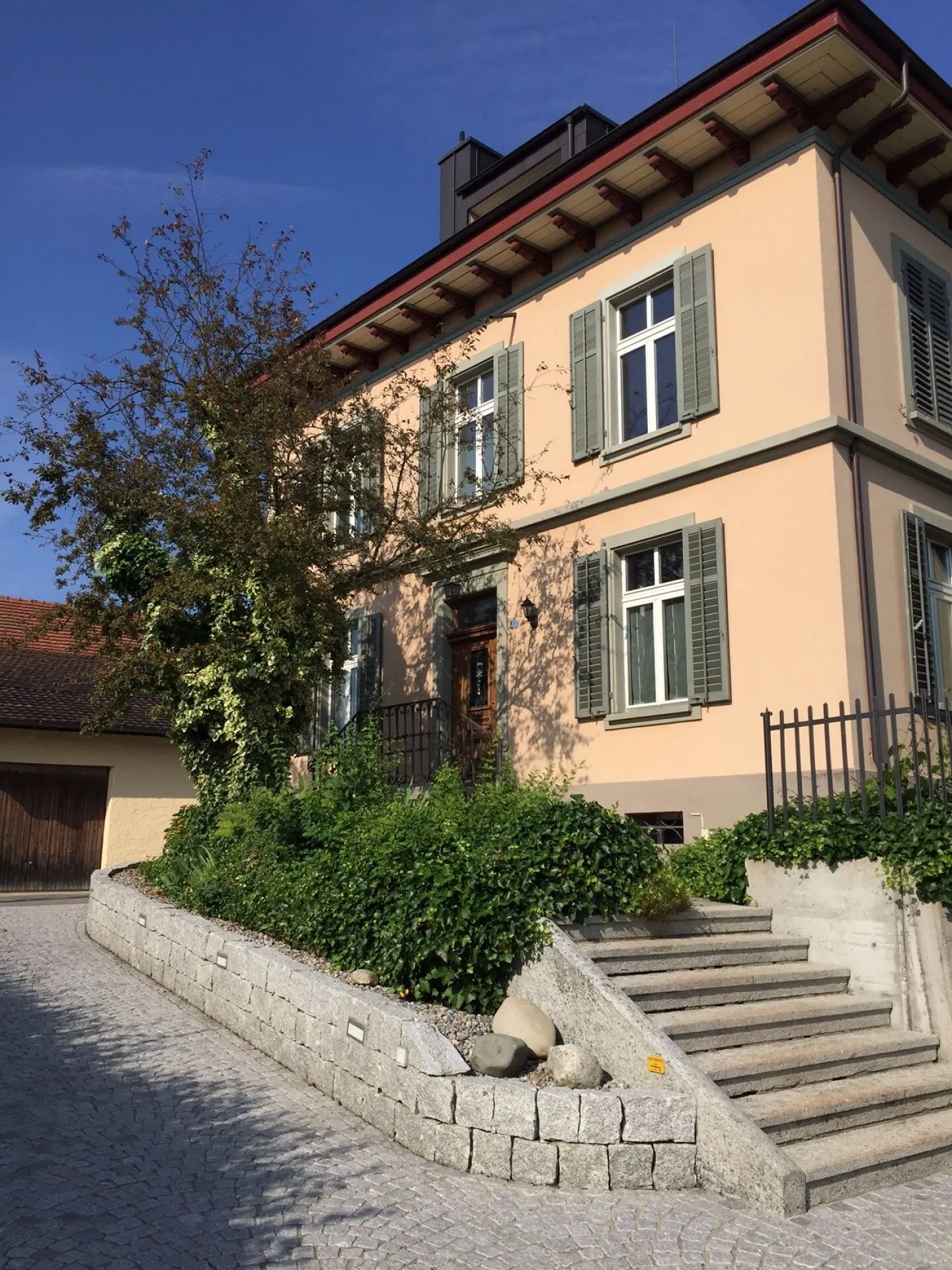 Stylish living in a former factory owner's villa - Photo 1 of 6