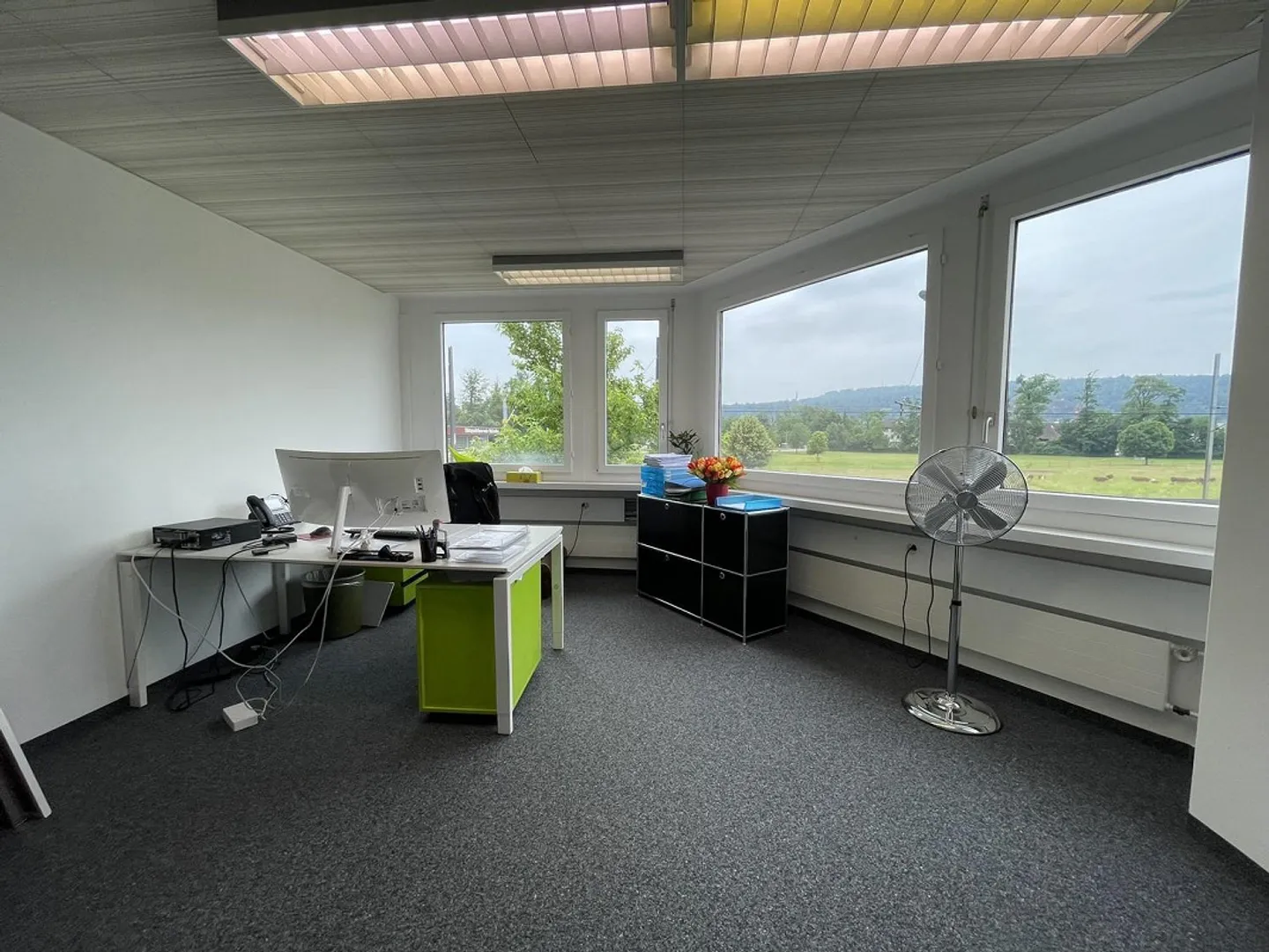 Bureaux spacieux avec stockage à louer - Photo 2 sur 4