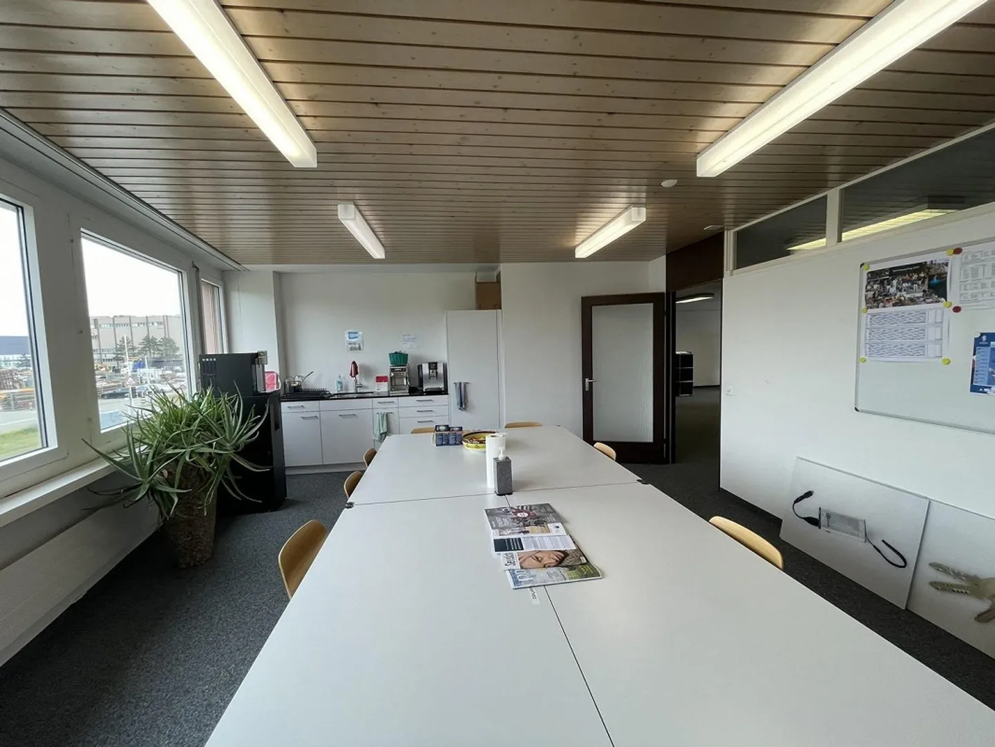 Bureaux spacieux avec stockage à louer - Photo 4 sur 4