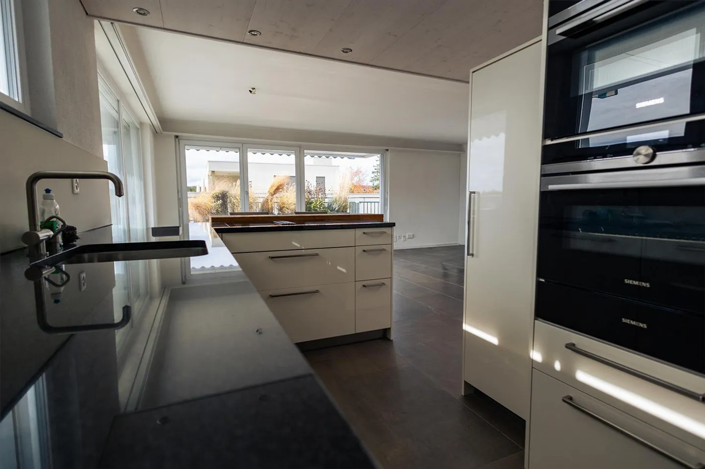 Appartement en attique de 3,5 pièces avec grande terrasse à Rütihof - Photo 5 sur 16