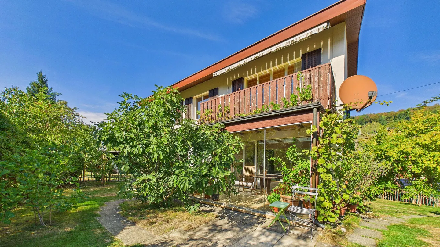 Single-family house on 1,472 m² plot in Böbikon - Photo 2 of 11