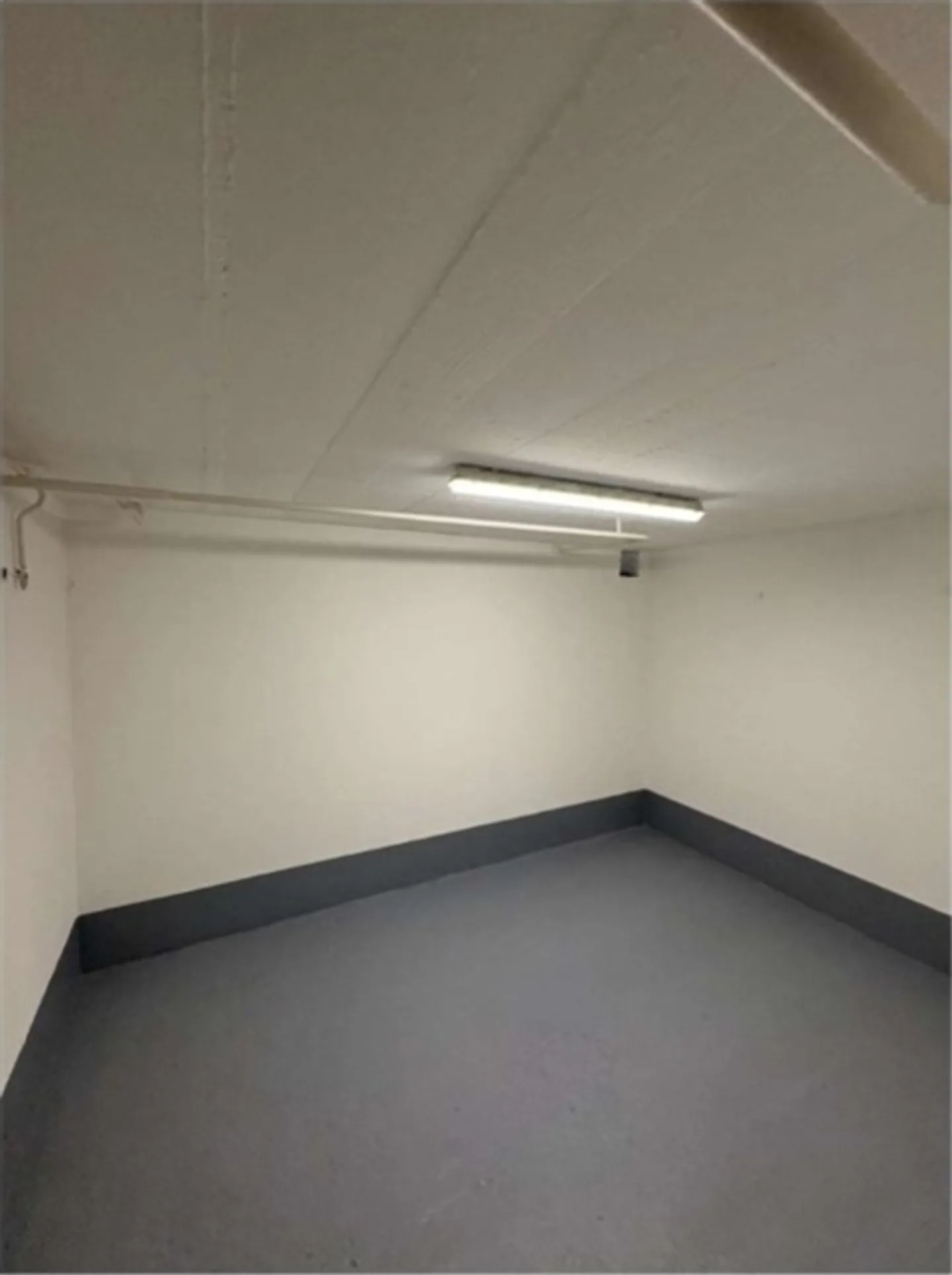 Stanza di stoccaggio di circa 10m2 nel 1° seminterrato. - Foto 2 di 3