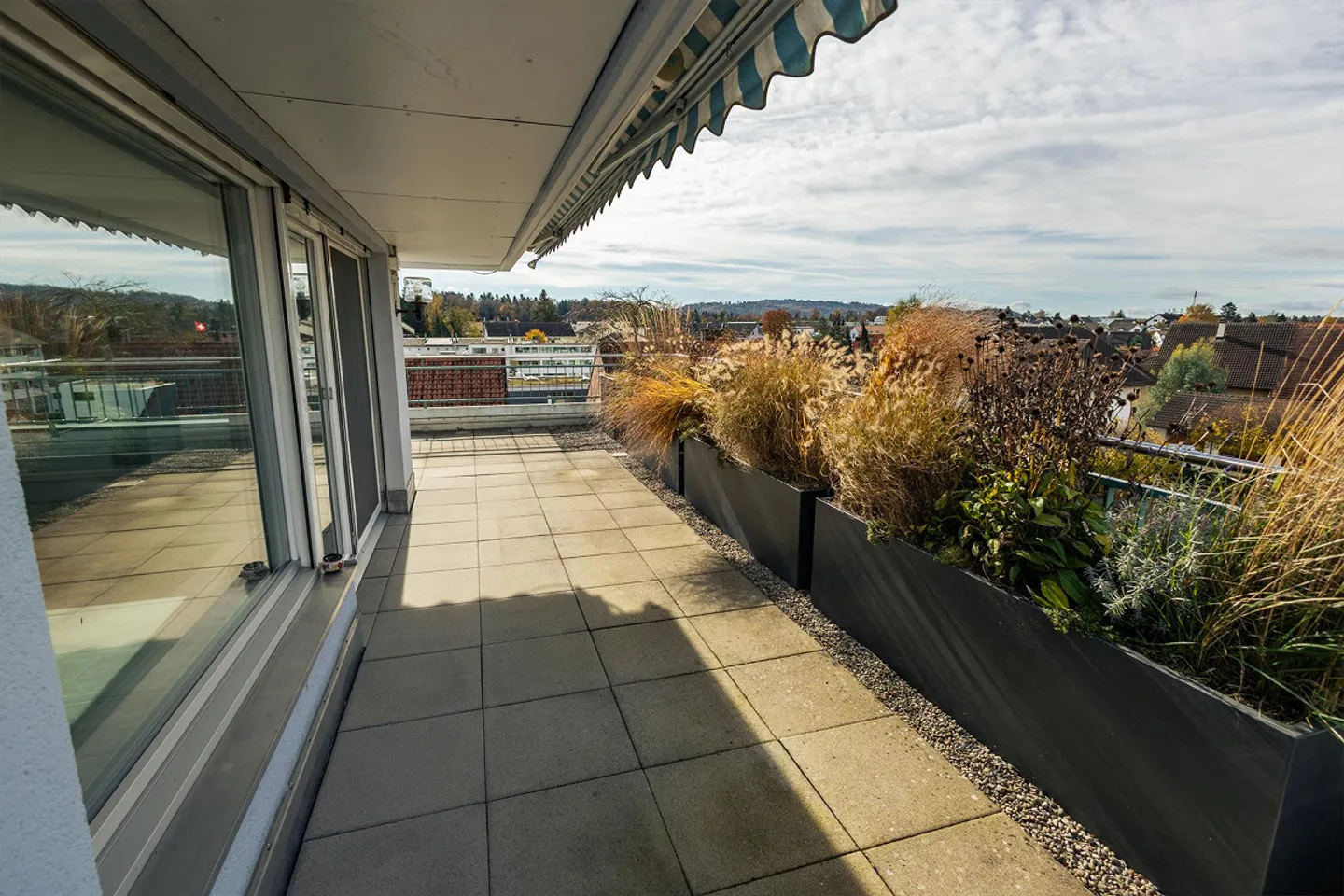 Appartement en attique de 3,5 pièces avec grande terrasse à Rütihof - Photo 12 sur 16