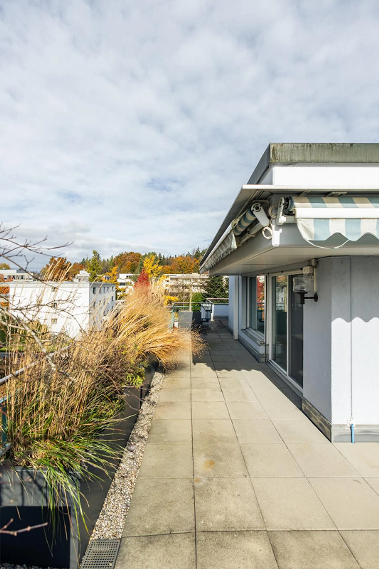 Appartement en attique de 3,5 pièces avec grande terrasse à Rütihof - Photo 13 sur 16