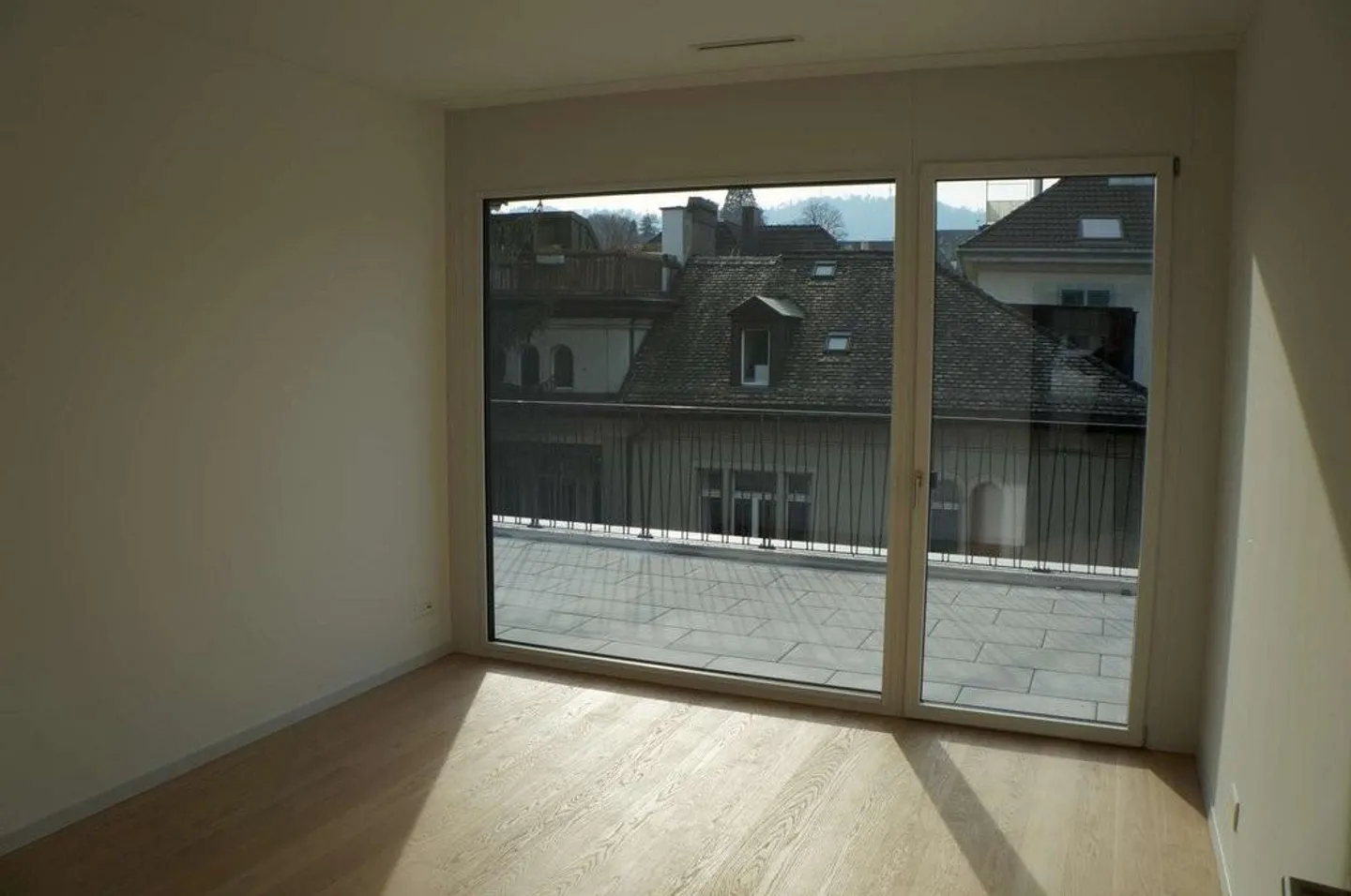 Vie moderne dans le centre-ville - Photo 4 sur 7
