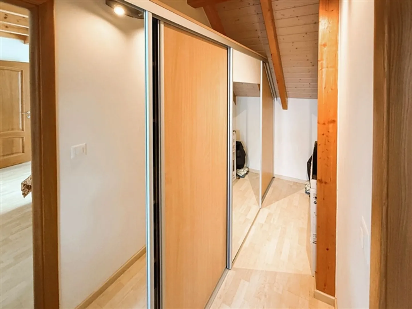 Maison adjacente impressionnante avec 4,5 pièces, jardin privé et cheminée. - Photo 10 sur 13