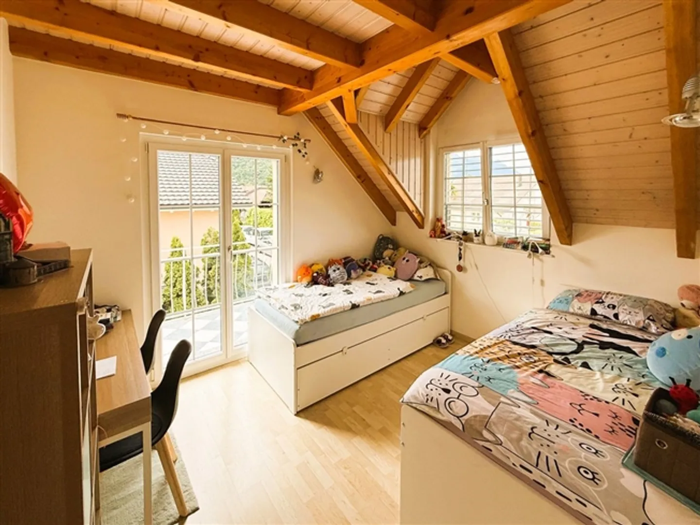 Maison adjacente impressionnante avec 4,5 pièces, jardin privé et cheminée. - Photo 11 sur 13