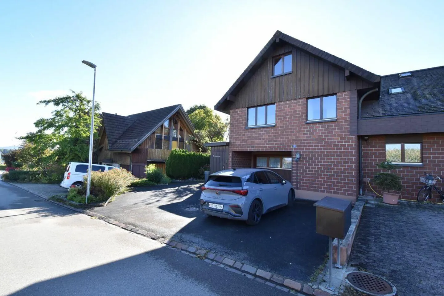 Charming Corner House with Mountain View - Photo 3 of 10