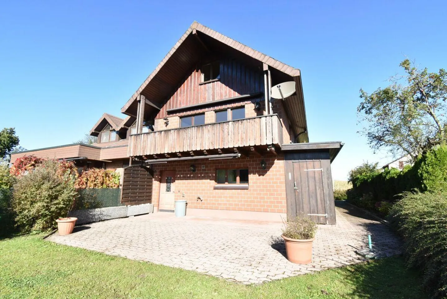 Charming Corner House with Mountain View - Photo 4 of 10