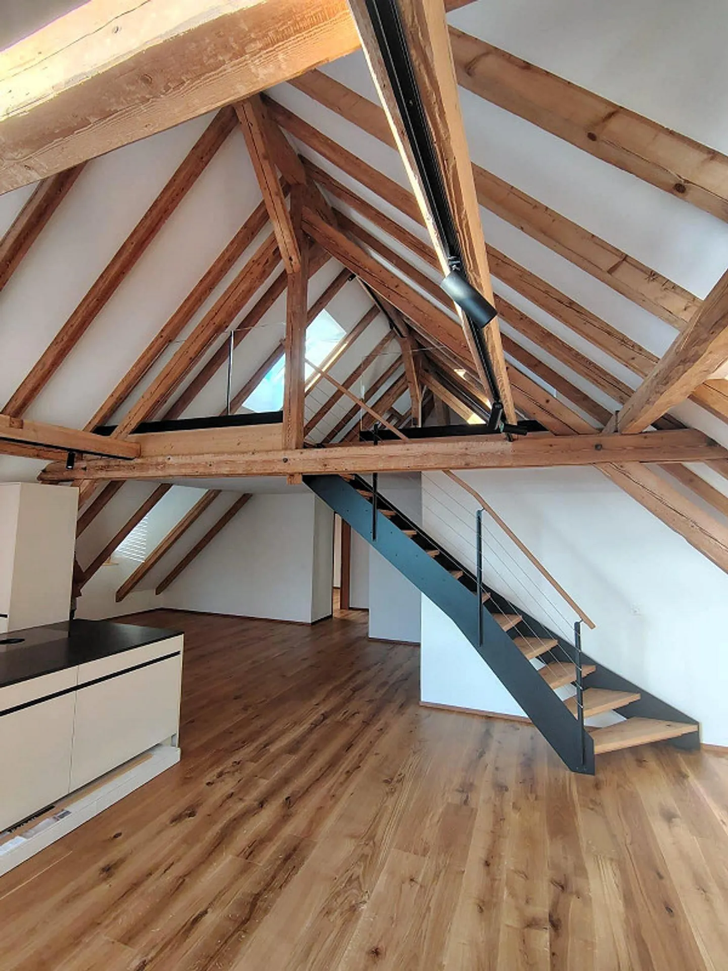 Première occupation lumineux appartement en attique de 4,5 pièces avec balcon et jardin - Photo 1 sur 12