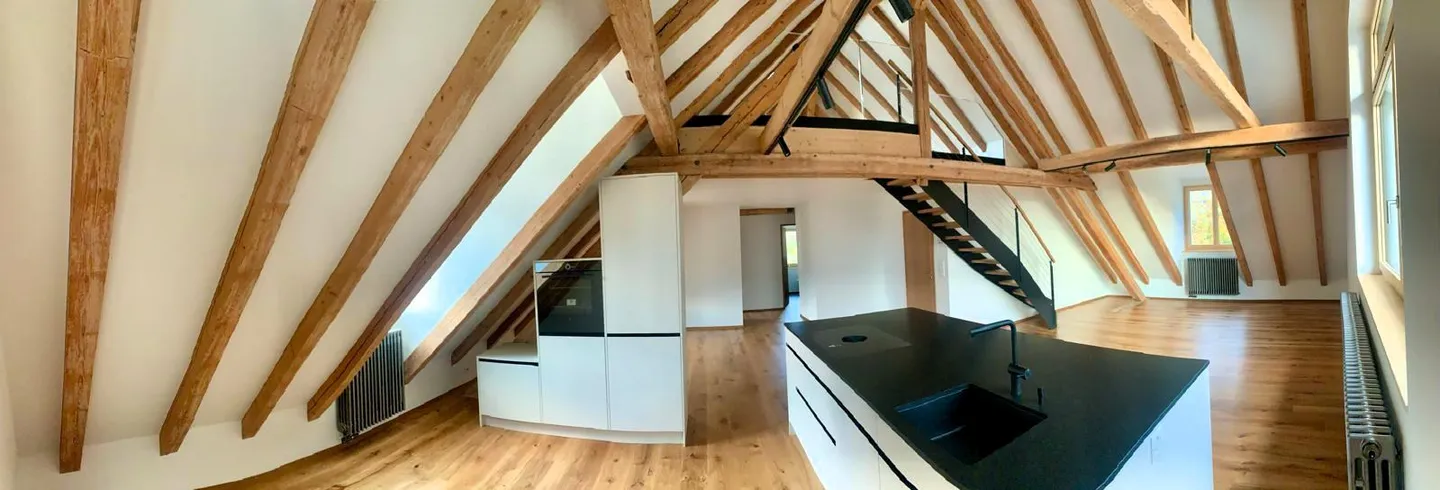 Première occupation lumineux appartement en attique de 4,5 pièces avec balcon et jardin - Photo 2 sur 12