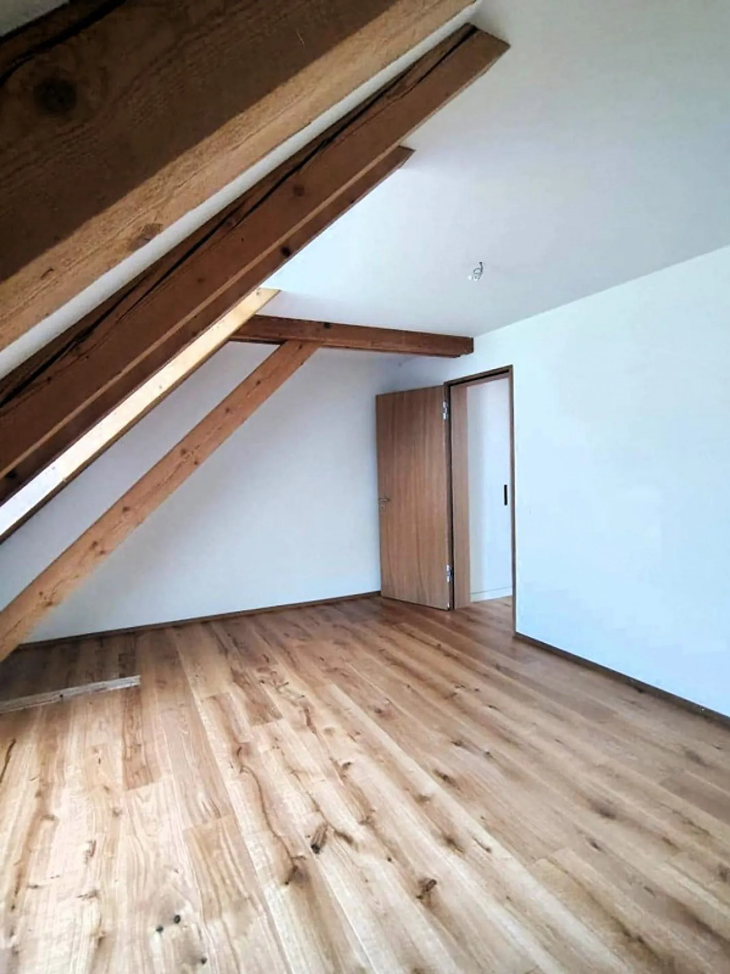 Première occupation lumineux appartement en attique de 4,5 pièces avec balcon et jardin - Photo 6 sur 12