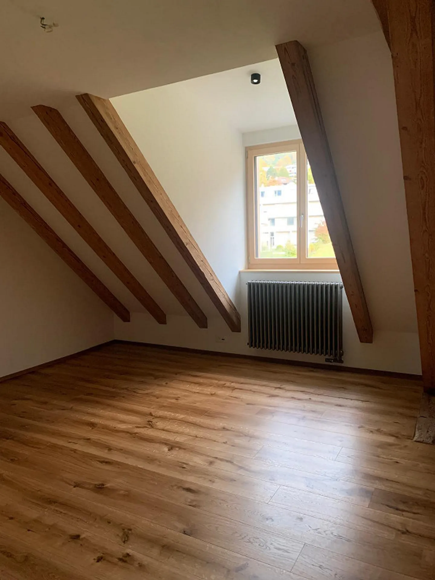 Première occupation lumineux appartement en attique de 4,5 pièces avec balcon et jardin - Photo 7 sur 12