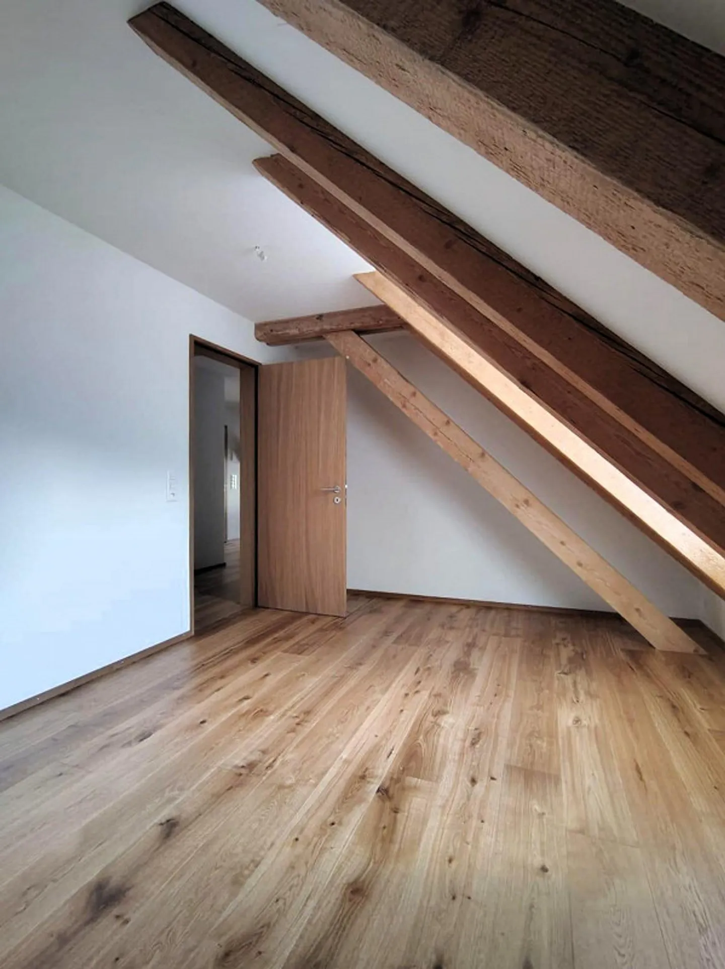 Première occupation lumineux appartement en attique de 4,5 pièces avec balcon et jardin - Photo 8 sur 12