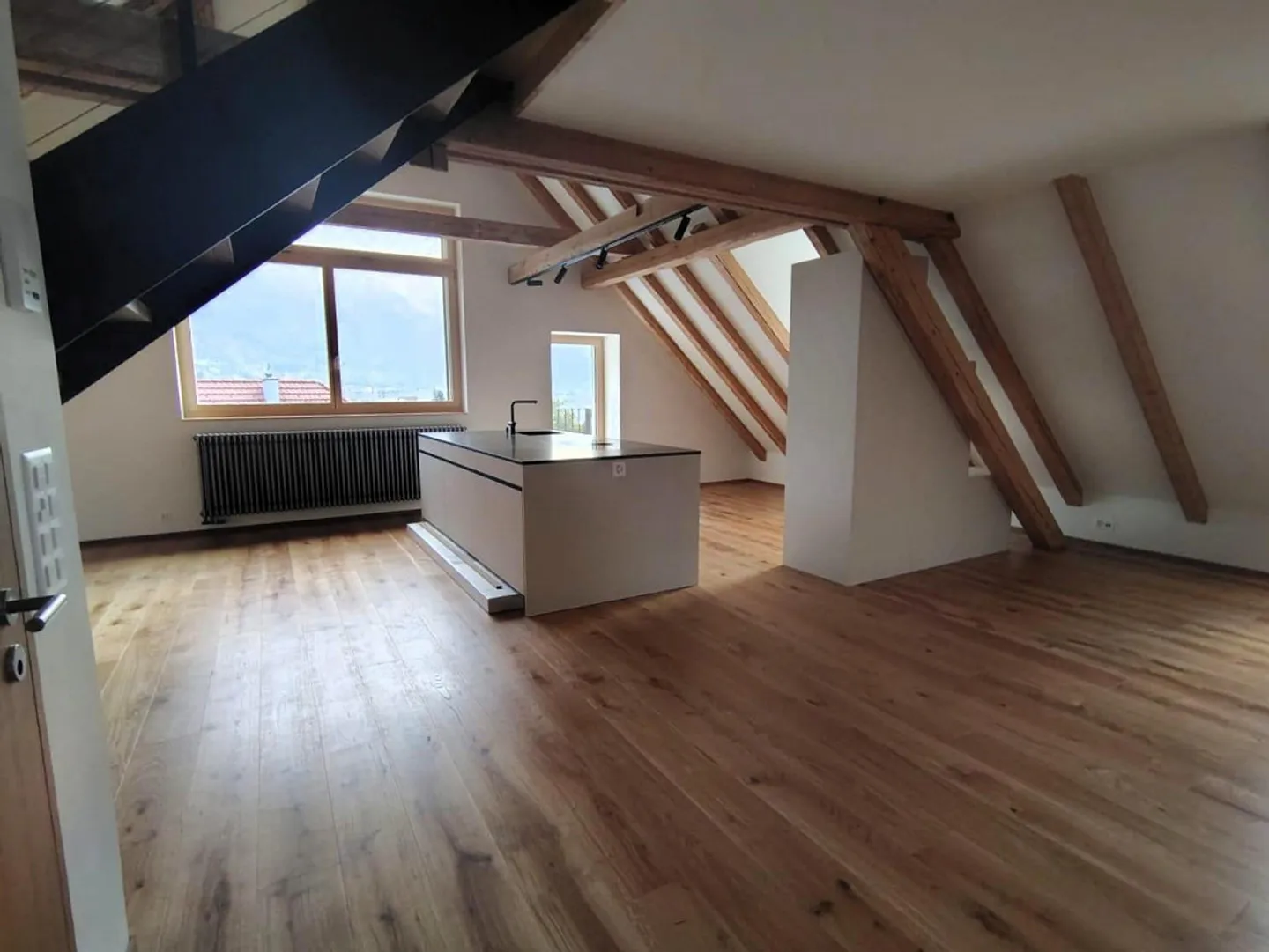 Première occupation lumineux appartement en attique de 4,5 pièces avec balcon et jardin - Photo 4 sur 12