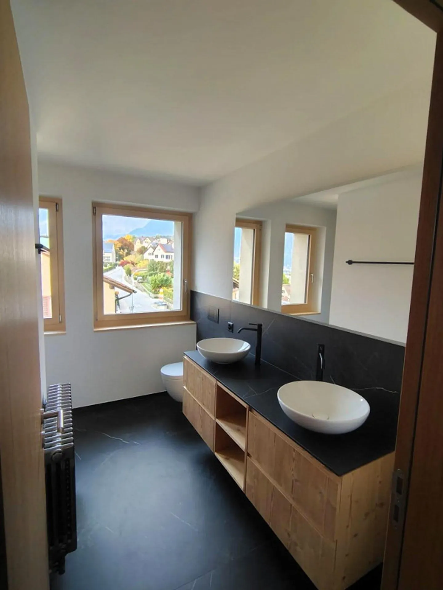 Première occupation lumineux appartement en attique de 4,5 pièces avec balcon et jardin - Photo 10 sur 12