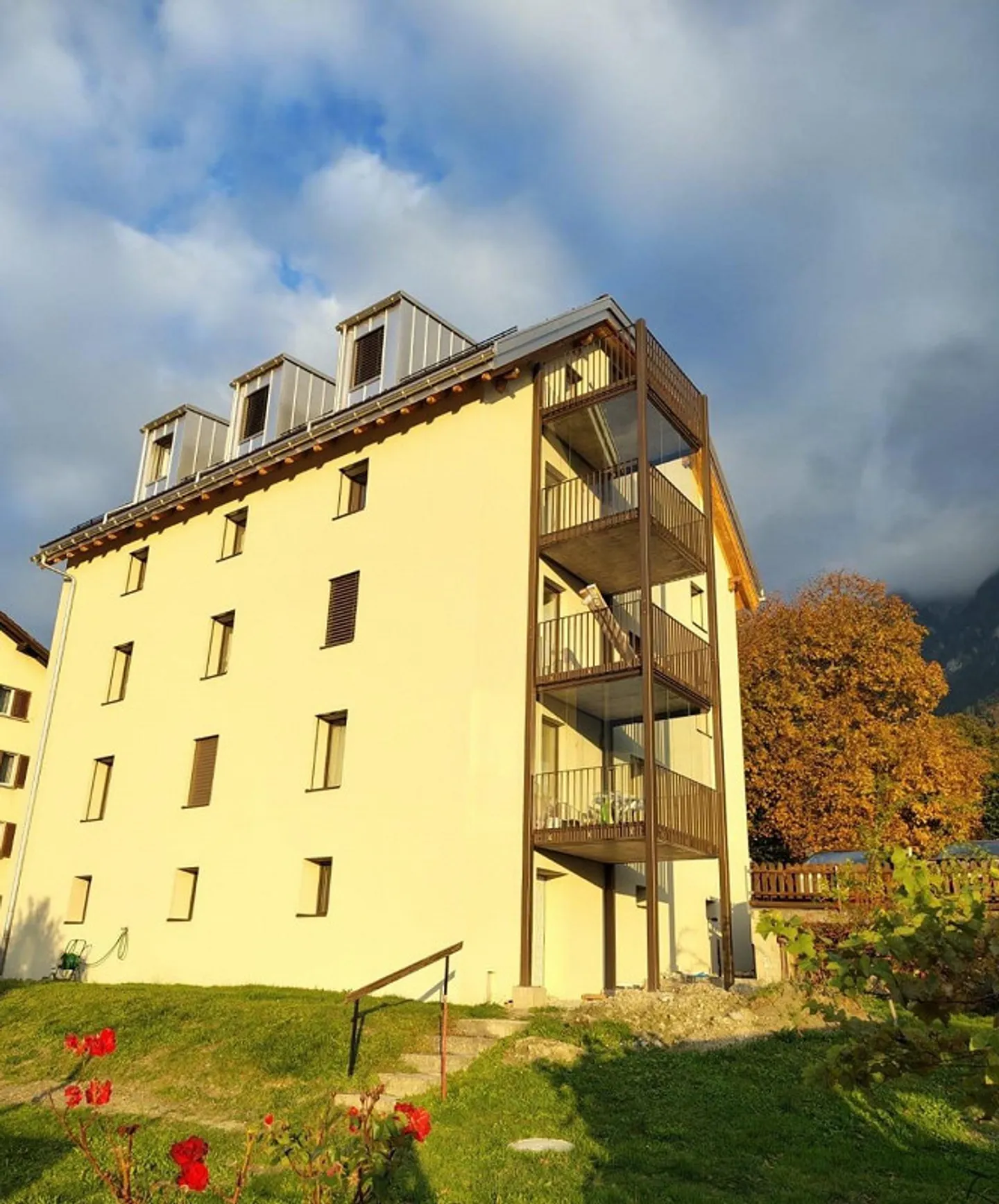 Première occupation lumineux appartement en attique de 4,5 pièces avec balcon et jardin - Photo 12 sur 12