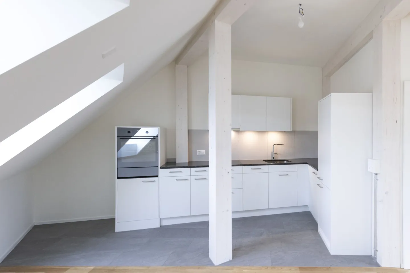 Stilvolle Loftwohnung mit Loggia - Foto 2 von 11