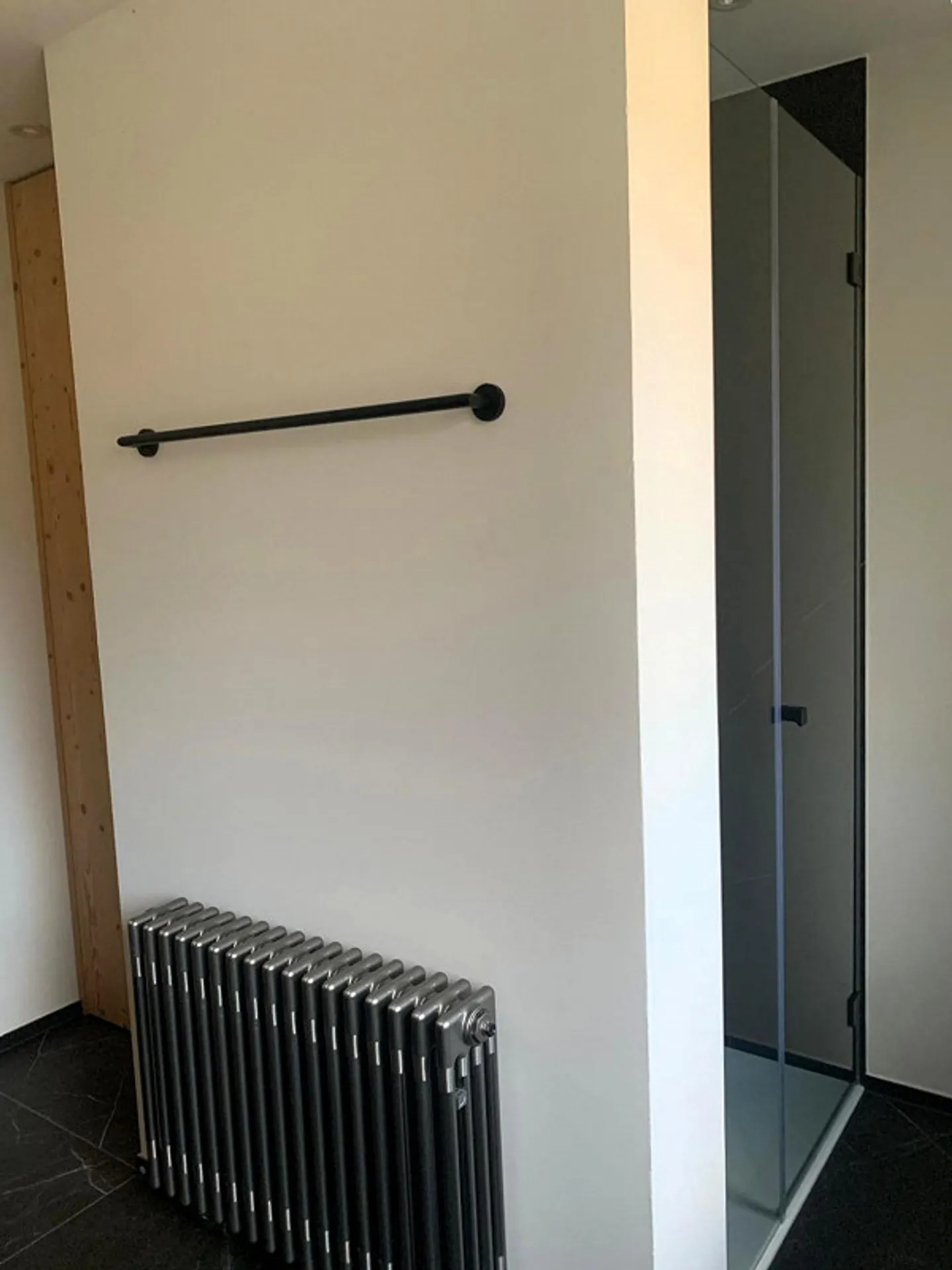 Première occupation lumineux appartement en attique de 4,5 pièces avec balcon et jardin - Photo 11 sur 12