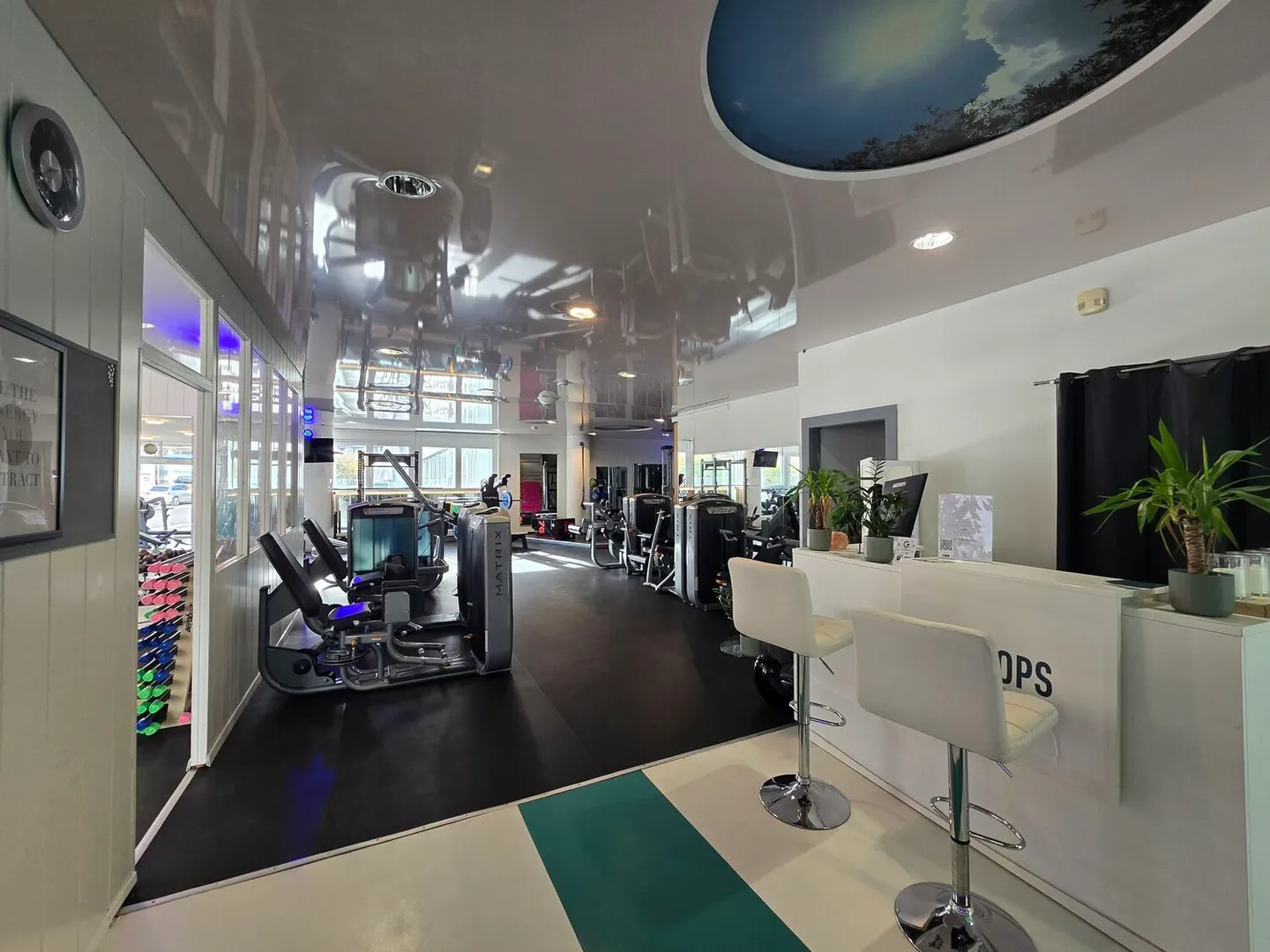 Mixed-use building for rent - Photo 2 of 10