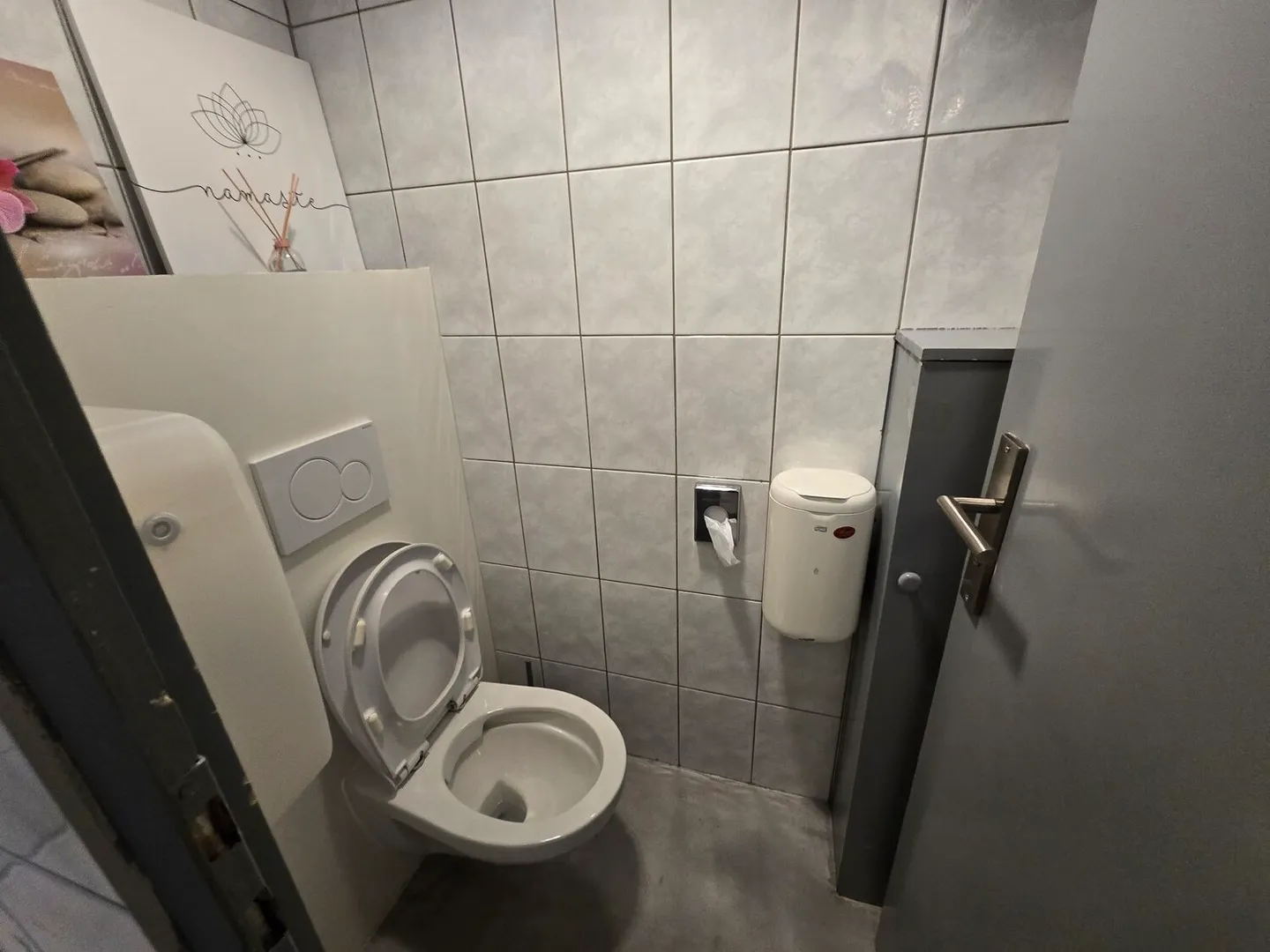 Mixed-use building for rent - Photo 8 of 10