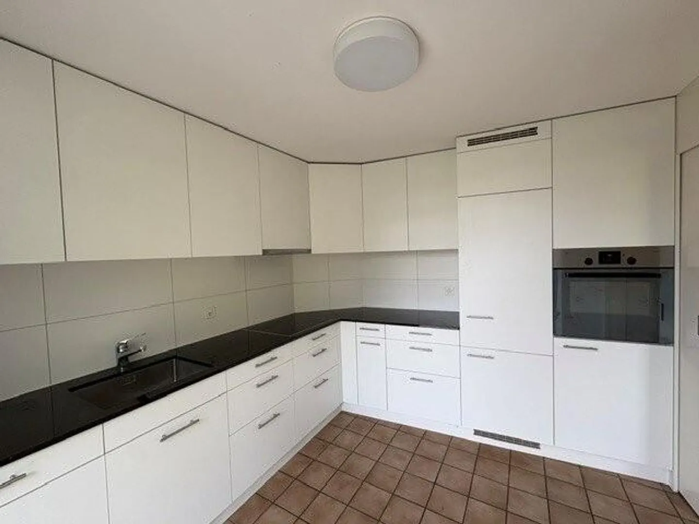 Appartement lumineux de 4 pièces au 2ème étage avec balcon - Photo 2 sur 12