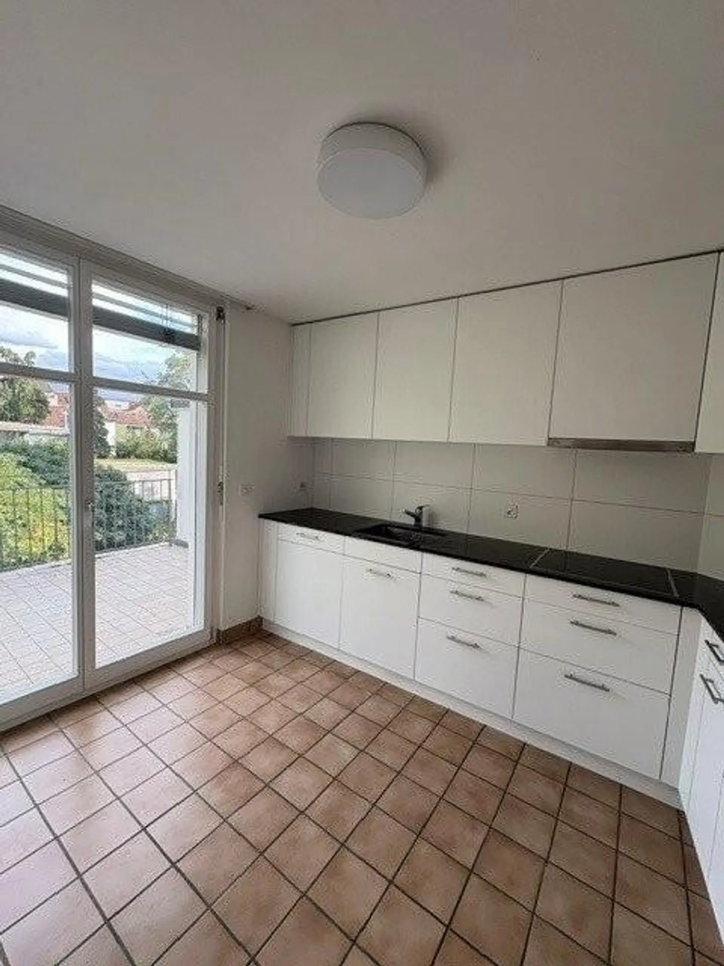 Appartement lumineux de 4 pièces au 2ème étage avec balcon - Photo 3 sur 12