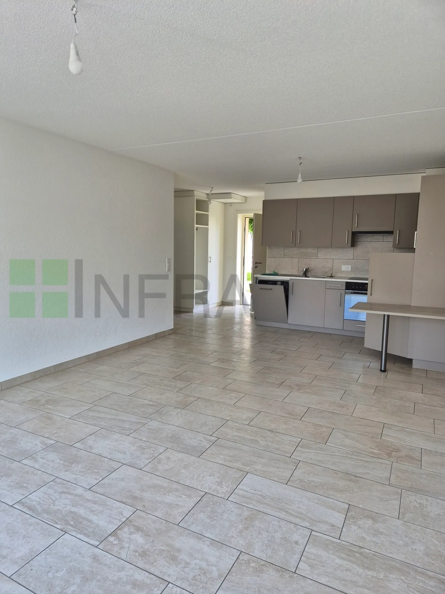 Appartement de 65 m2 au rez-de-chaussée comprenant : Un hall Une cuisine ouverte - Photo 1 sur 7