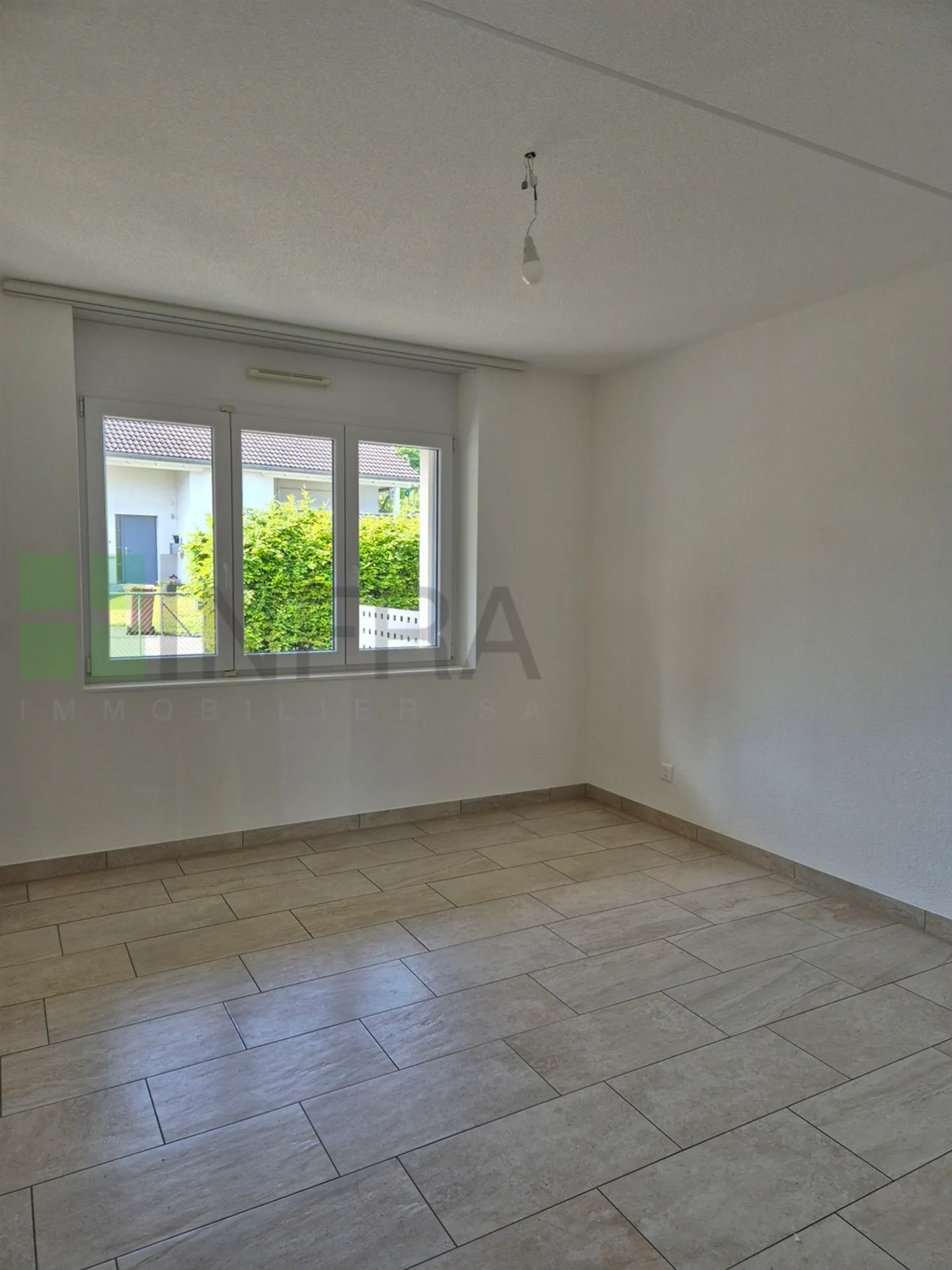 Appartement de 65 m2 au rez-de-chaussée comprenant : Un hall Une cuisine ouverte - Photo 2 sur 7