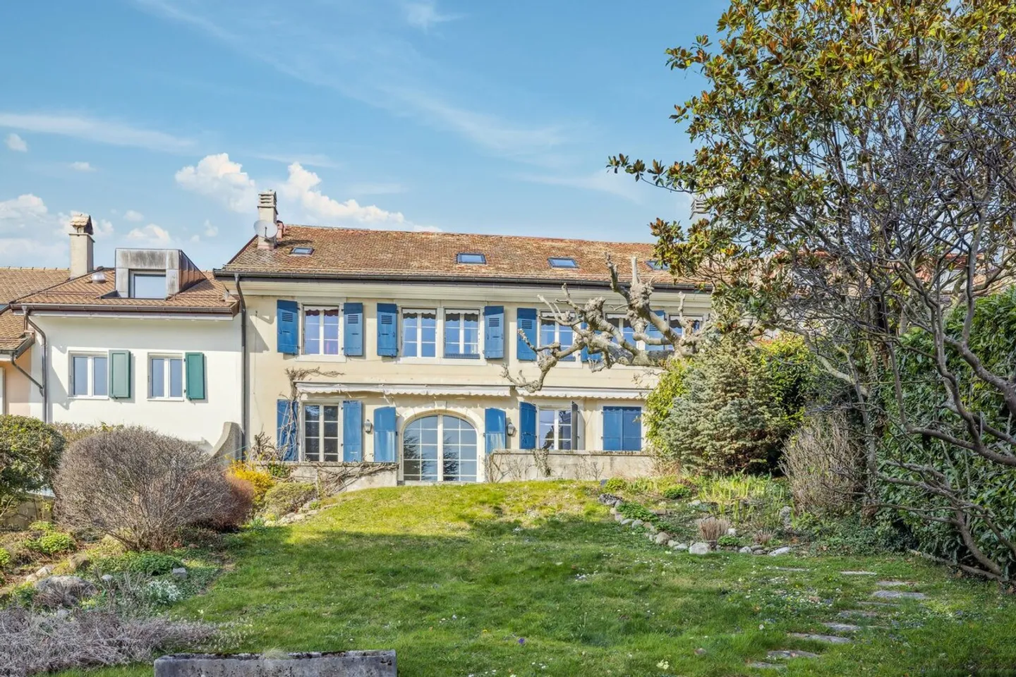 Extraordinary property in the heart of the village with a view of the lake - Photo 3 of 14