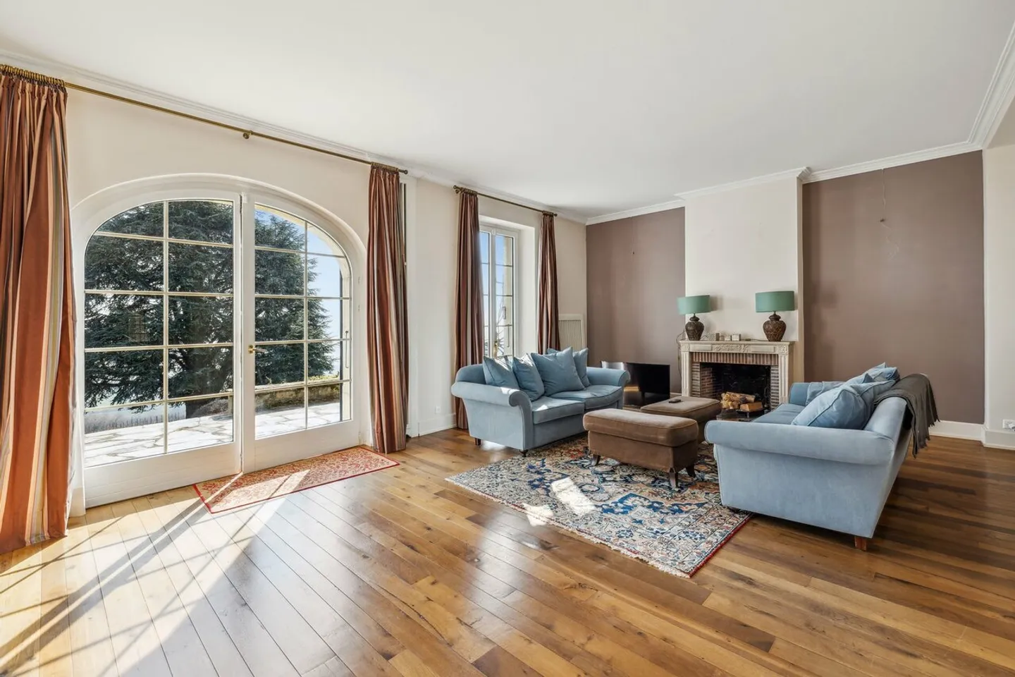 Extraordinary property in the heart of the village with a view of the lake - Photo 4 of 14