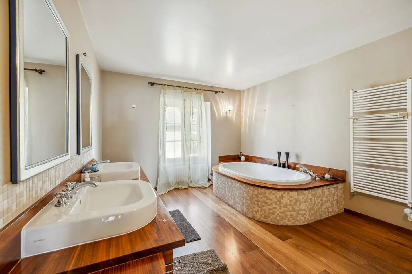 Extraordinary property in the heart of the village with a view of the lake - Photo 8 of 14