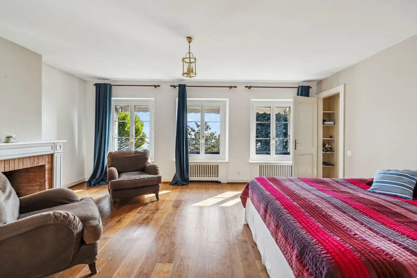 Extraordinary property in the heart of the village with a view of the lake - Photo 6 of 14