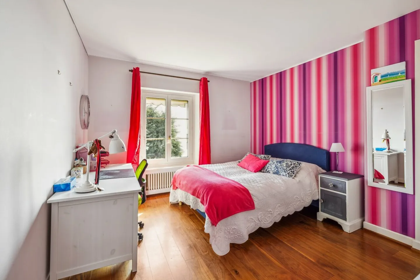 Extraordinary property in the heart of the village with a view of the lake - Photo 10 of 14