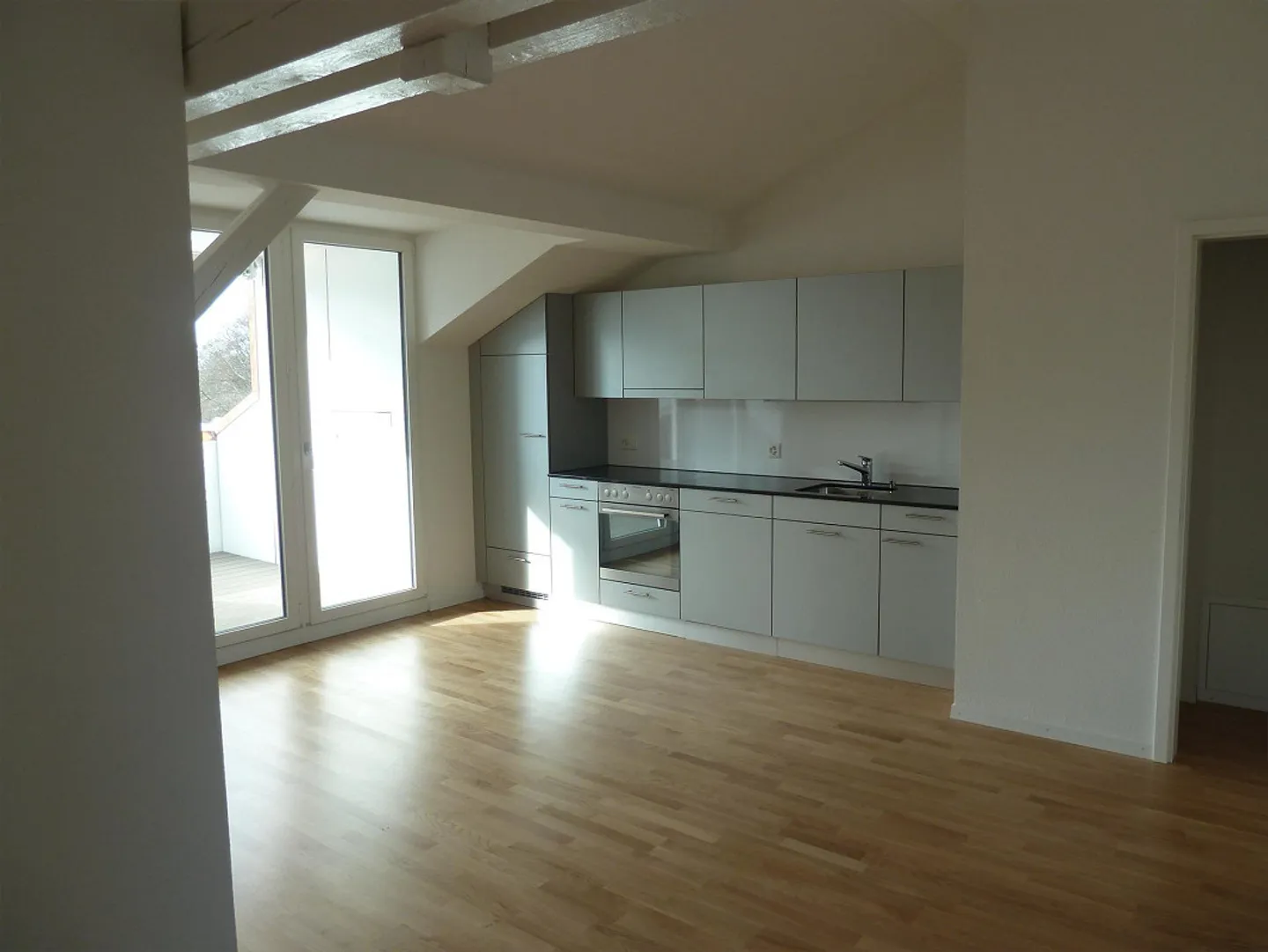 Charmante appartement de toit 2.5 pièces près de Rosengarten - Photo 3 sur 13