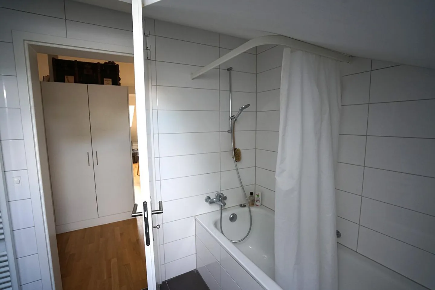 Charmante appartement de toit 2.5 pièces près de Rosengarten - Photo 5 sur 13