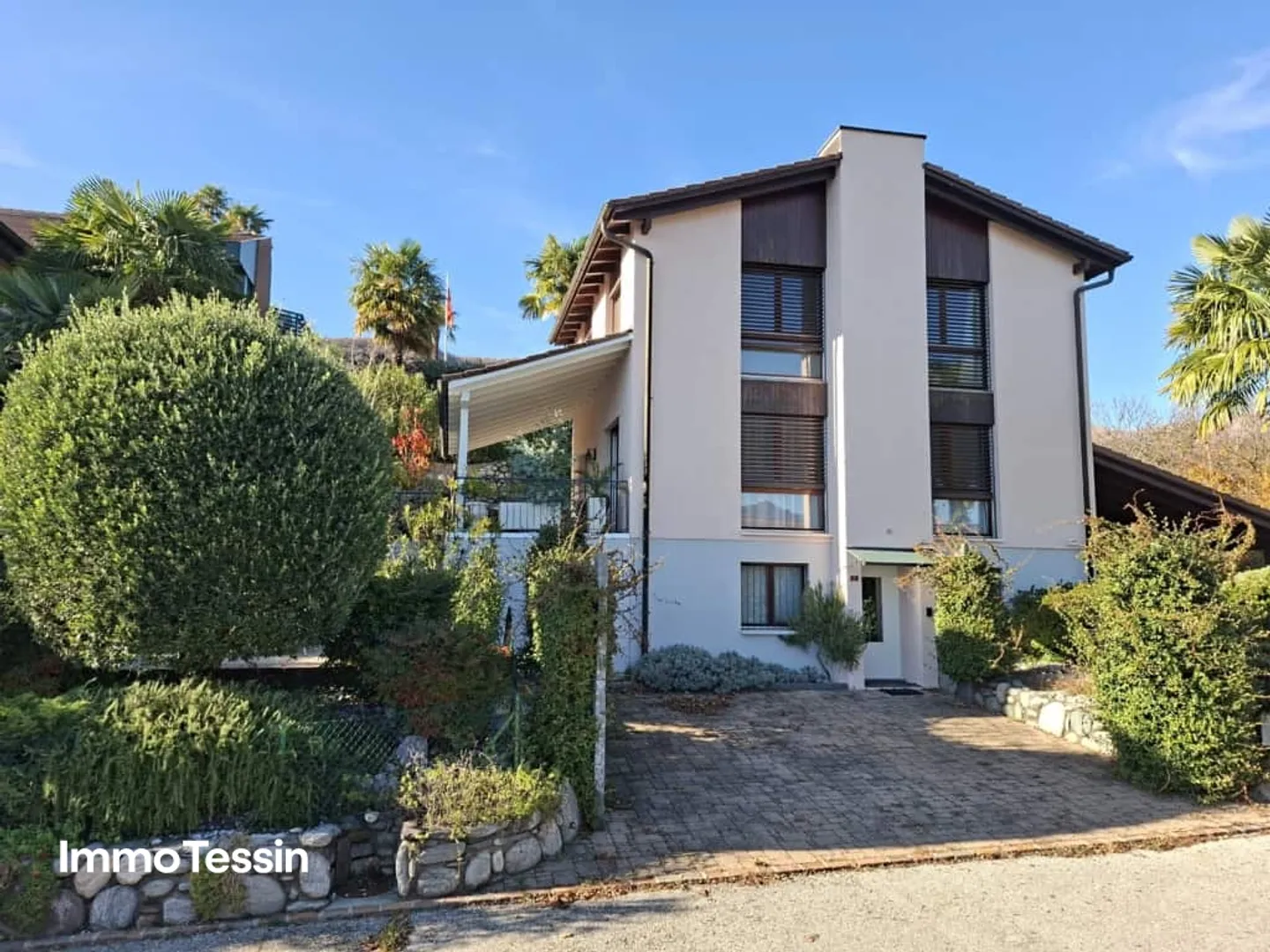 Villa spacieuse avec vue imprenable sur le lac, emplacement calme et proche du parcours de golf de Lugano-Magliaso - Photo 3 sur 13