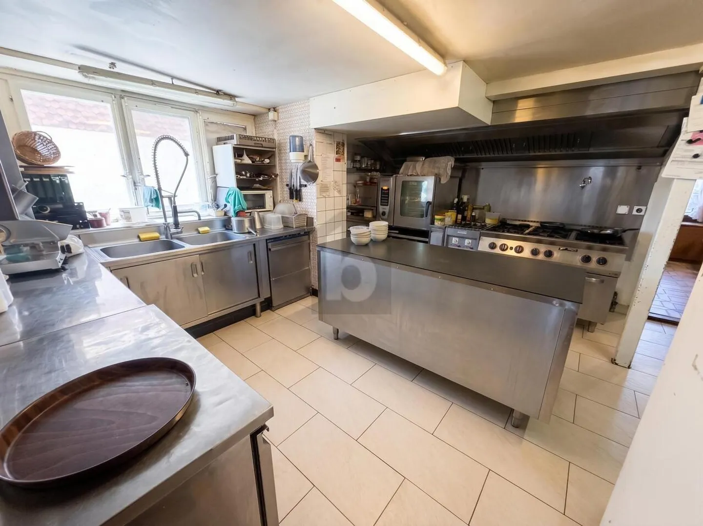 Immeuble mixte en emplacement central - Photo 4 sur 6
