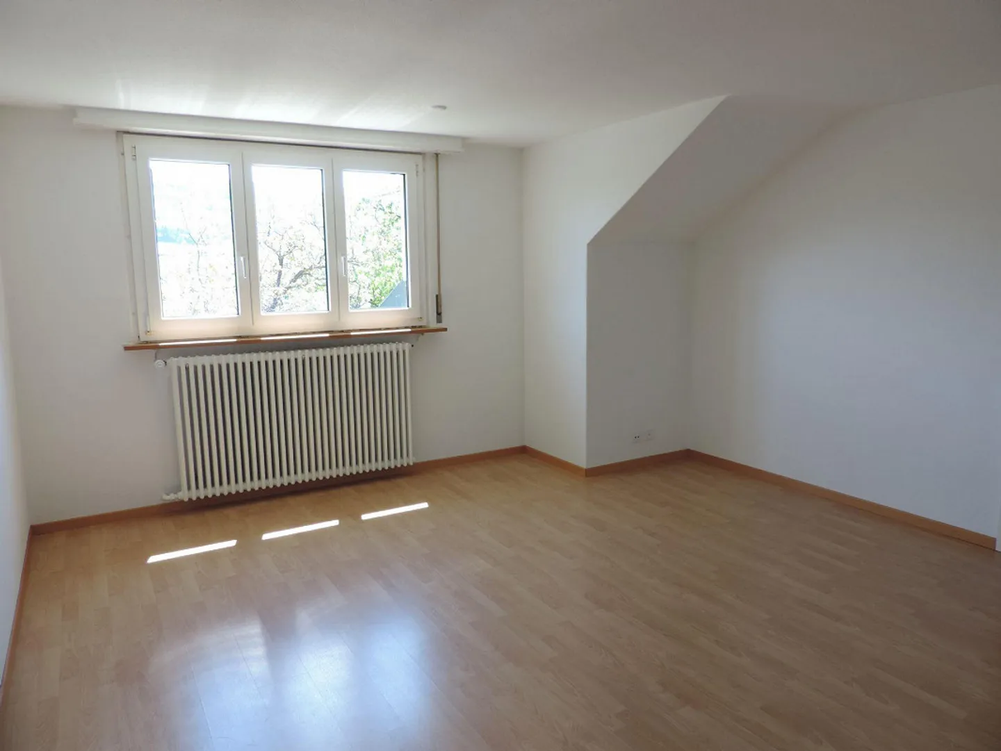 Charmante appartement de 3 pièces dans les combles - Photo 2 sur 9