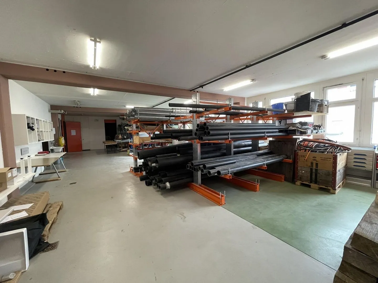 Spazio commerciale/magazzino attraente in affitto - Foto 2 di 6