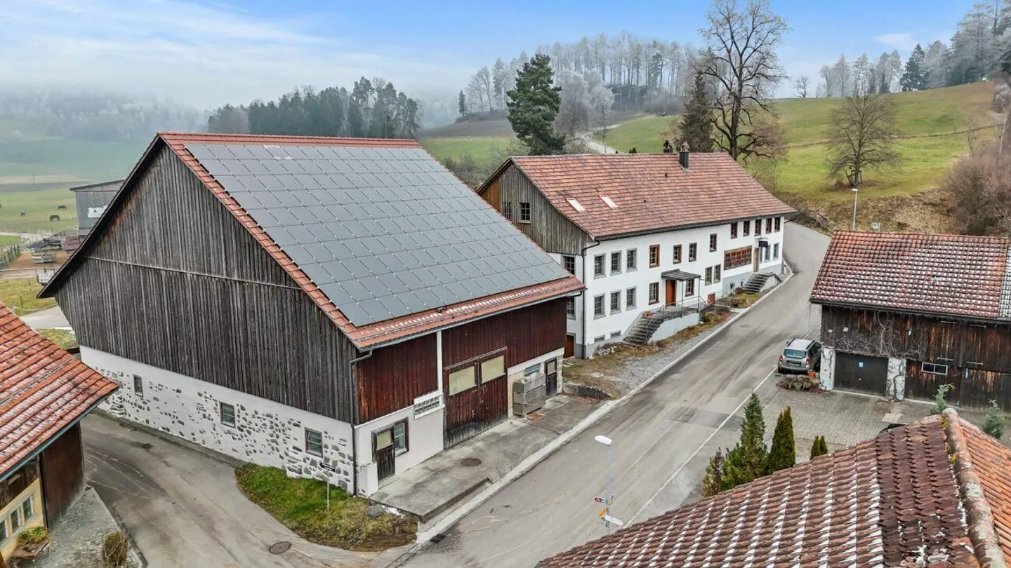 Fattoria (parte di casa) con fienile e terreno circostante - Foto 3 di 30