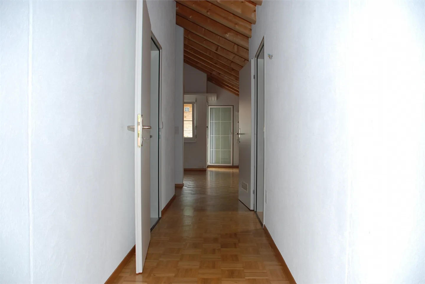Per gli amanti del legno - Originale appartamento mansardato di 3 stanze a Malans - Foto 2 di 14