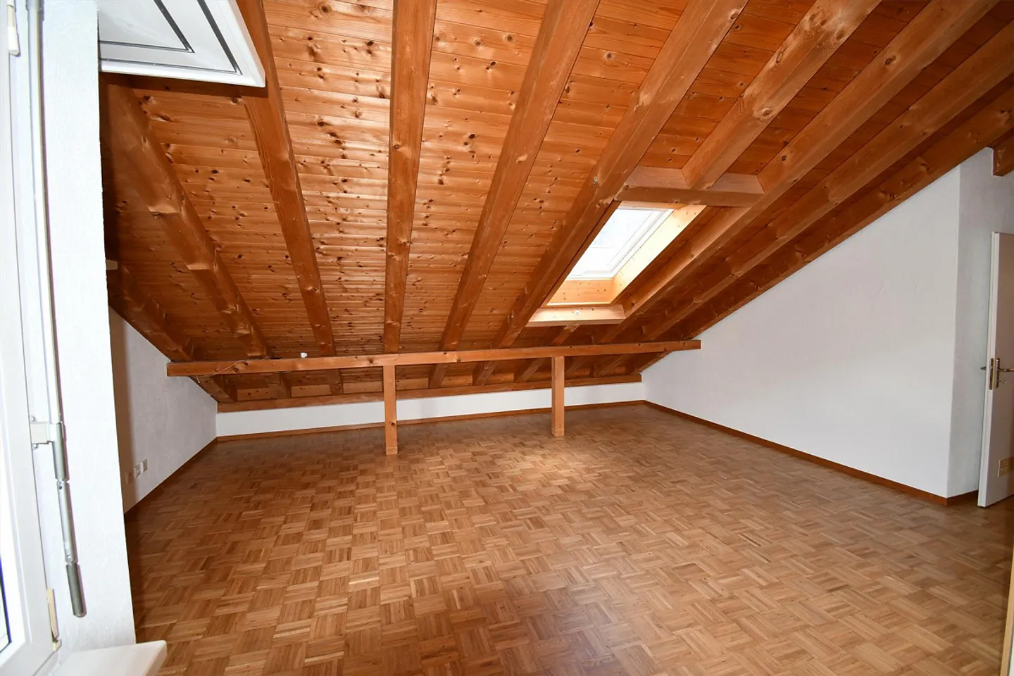 Per gli amanti del legno - Originale appartamento mansardato di 3 stanze a Malans - Foto 3 di 14