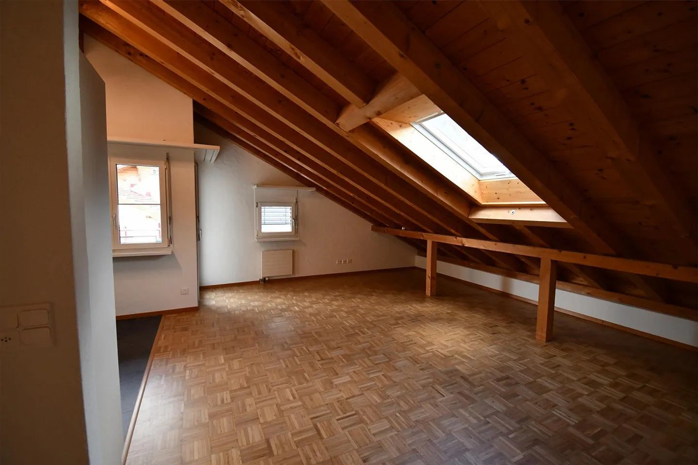 Per gli amanti del legno - Originale appartamento mansardato di 3 stanze a Malans - Foto 4 di 14