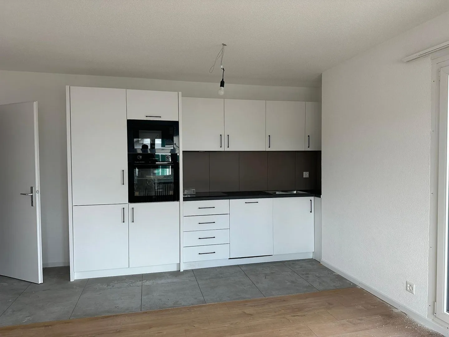 Charmante appartement 4 pièces avec grande terrasse au cœur d'Aarwangen - Photo 3 sur 6