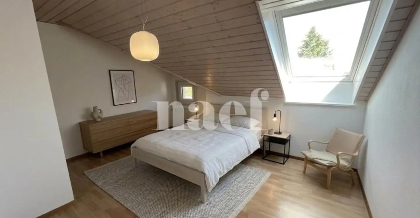 Nel centro del villaggio - Bellissimo appartamento di 5,5 locali in mansarda con camino e grande balcone - Foto 3 di 8