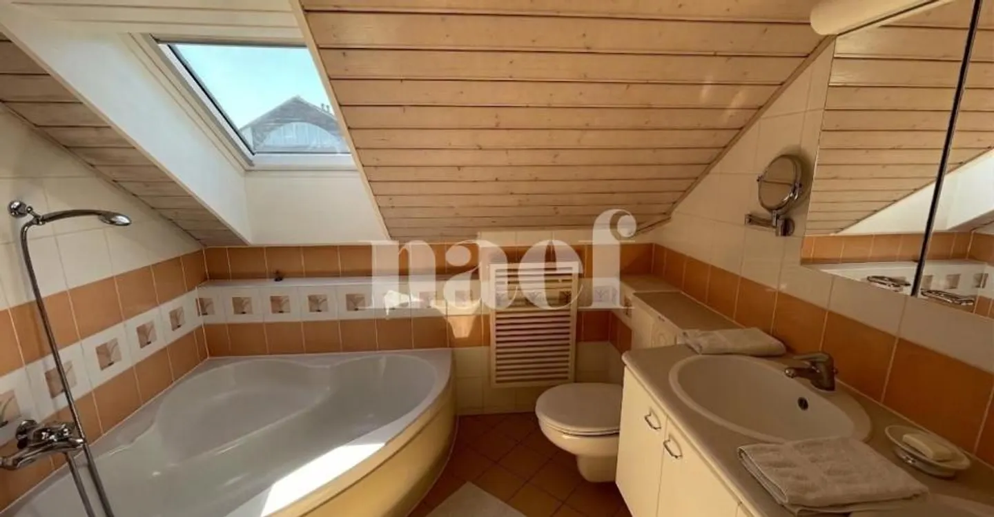 Nel centro del villaggio - Bellissimo appartamento di 5,5 locali in mansarda con camino e grande balcone - Foto 7 di 8