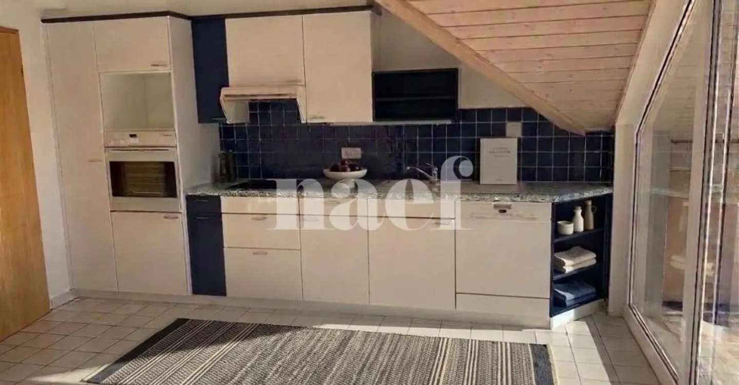 Nel centro del villaggio - Bellissimo appartamento di 5,5 locali in mansarda con camino e grande balcone - Foto 2 di 8